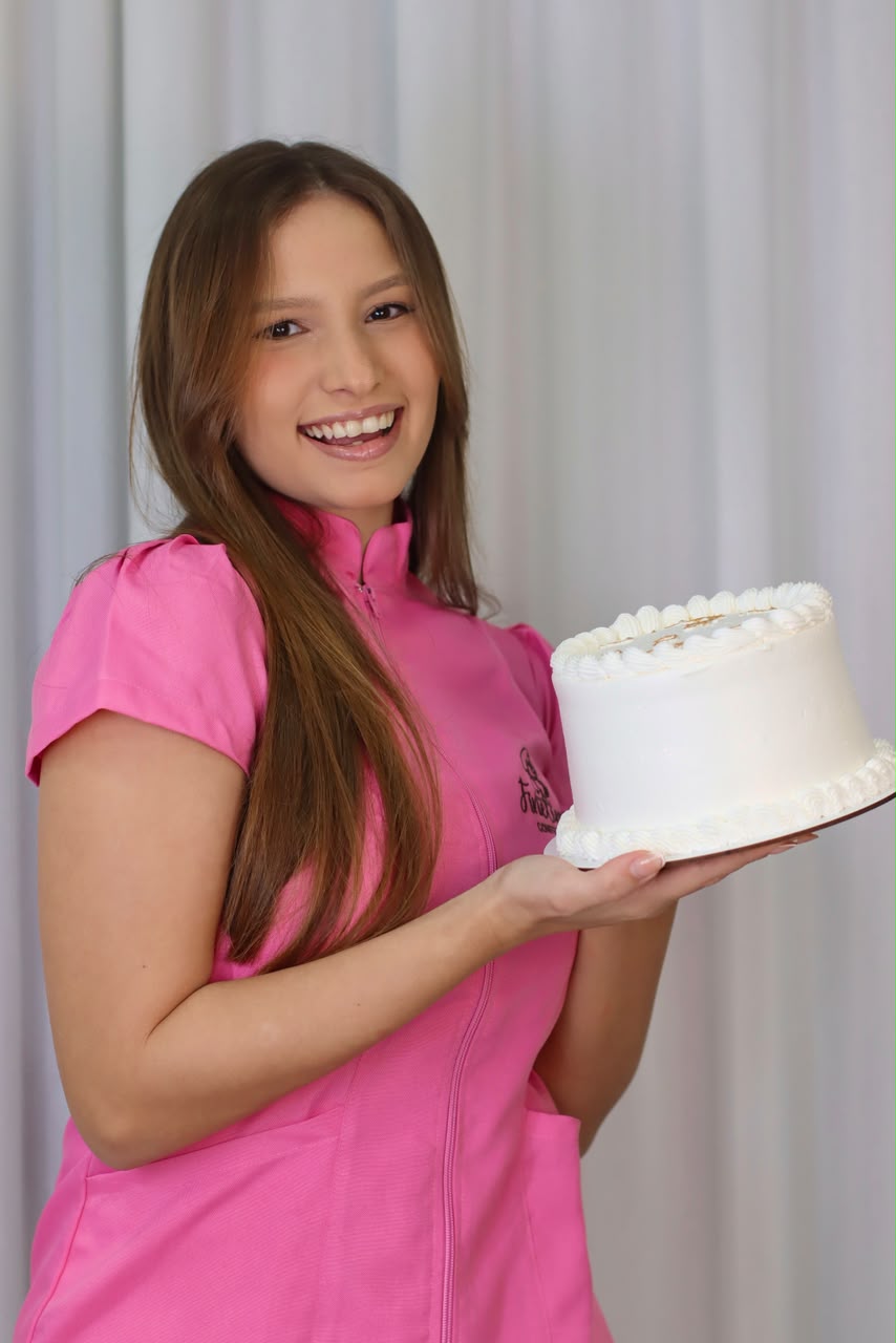 Clara Finetons segurando um bolo decorado
