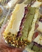 Bolo fatia de Pistache com geleia de frutas vermelhas