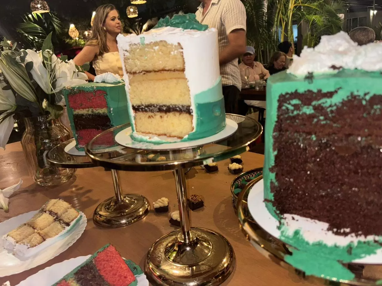 Mesa com bolos altos e fatias montadas por aluna da Clara Finelon